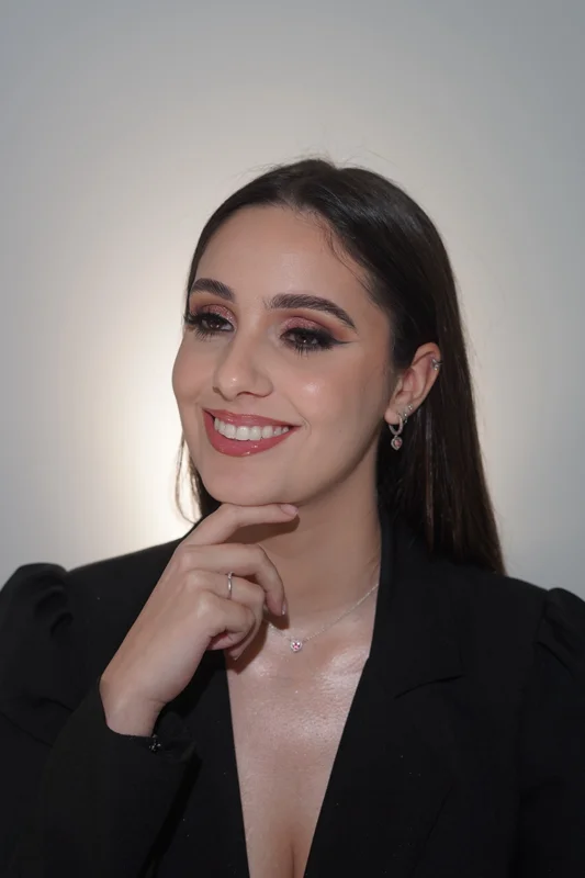 Maquilhagem com sombras rosadas e eyeliner